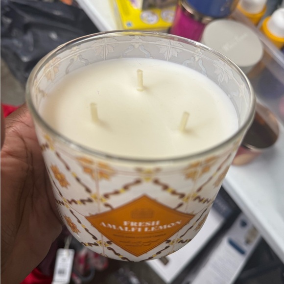 White Barn Fresh Amalfi Lemon Candle with Gold Lid - Picture 2 of 2